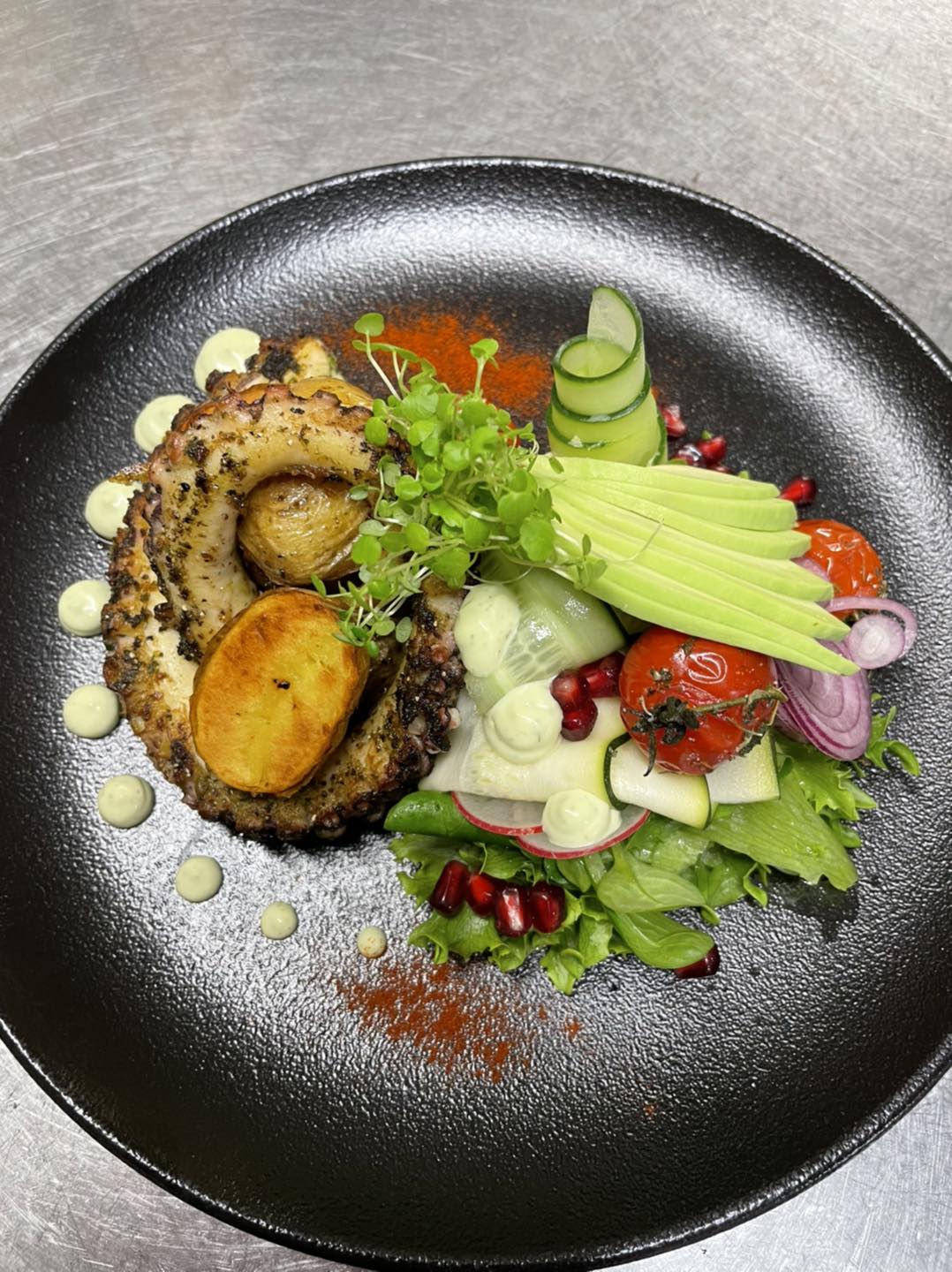 Grillitud kaheksajalg ahjukartuli ja juurviljadega